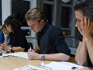 Die Herausgeber stellen ihr Projekt "Dating The Chorus" vor