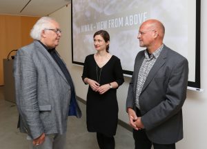 Jörg Sperling, hier in seiner Funktion als Vorstandsmitglied des Vereins Freunde des Stadtmuseums e.V., Kulturdezernentin Susanne Völker und Museumsleiter Dr. Kai Füldner präsentieren "View from Above“ von Hiwa K im Stadtmuseum Kassel