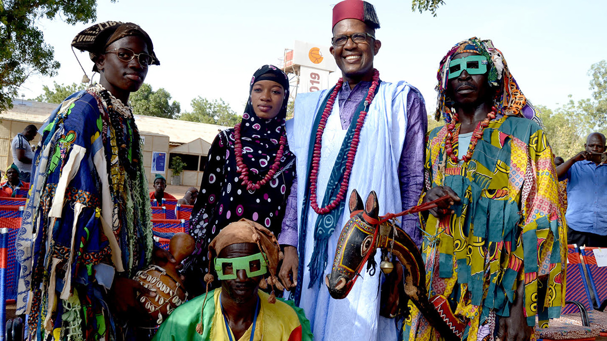 Mamou Daffé und seine Kôrèdugaw-Kolleg*innen während der Eröffnung von Ségou’Art - Festival sur le Niger, Mali 2021, Foto: Amadou Keïta