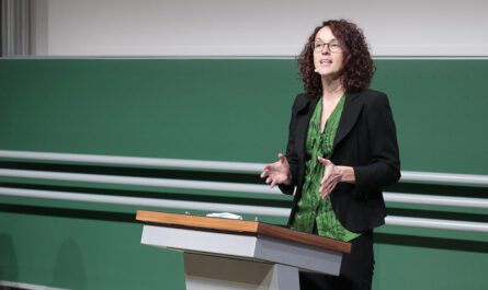 Hessens Wissenschaftsministerin Angela Dorn im Hörsaal 1 der Universität Kassel. Foto: Uni Kassel.