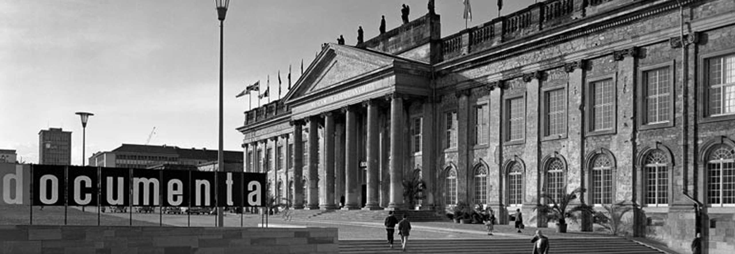 Historische Aufnahme vom Friedericianum aus dem Jahr 1960. Passanten gehen die Treppe hinauf in Richtung Friedericianum. Documenta 6