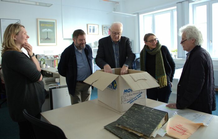 Zu Gast im Lesesaal: Horst Schween und Volker Schäfer vom documenta forum bei der Übergabe des Aktenkonvoluts aus den 1970er Jahren, © documenta archiv/Foto: Klara Schnieber
