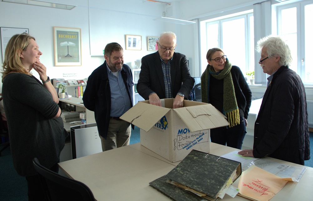 Zu Gast im Lesesaal: Horst Schween und Volker Schäfer vom documenta forum bei der Übergabe des Aktenkonvoluts aus den 1970er Jahren, © documenta archiv/Foto: Klara Schnieber