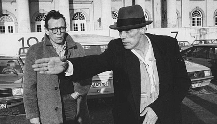 Joseph Beuys mit Johannes Stüttgen auf dem Friedrichsplatz, documenta 7 (1982) © documenta archiv / Foto: Dieter Schwerdtle