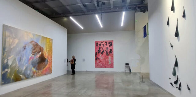 Übermalungen von Firelei Báez (links), Überklebungen von Ellen Gallagher und eine Glasskulptur von Fred Wilson prägen den Raum zum Kapitel „Dispersion, dissemination“ Übermalungen von Firelei Báez (links), Überklebungen von Ellen Gallagher und eine Glasskulptur von Fred Wilson prägen den Raum zum Kapitel „Dispersion, dissemination“