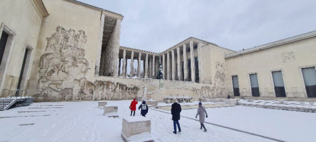 Der Ausstellungsort Palais de Tokyo, aus Richtung der Seine Der Ausstellungsort Palais de Tokyo, aus Richtung der Seine