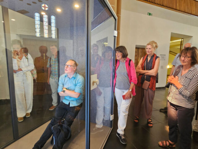 Die Mitglieder des documenta forum beim Besuch der Ausstellung in Essen.