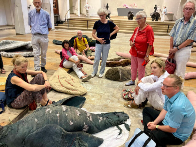 Die Mitglieder des documenta forum beim Besuch der Ausstellung in Essen.
