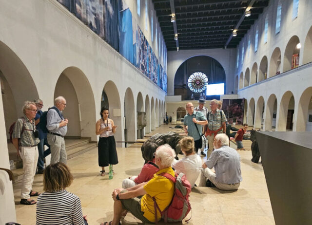 Die Mitglieder des documenta forum beim Besuch der Ausstellung in Essen.